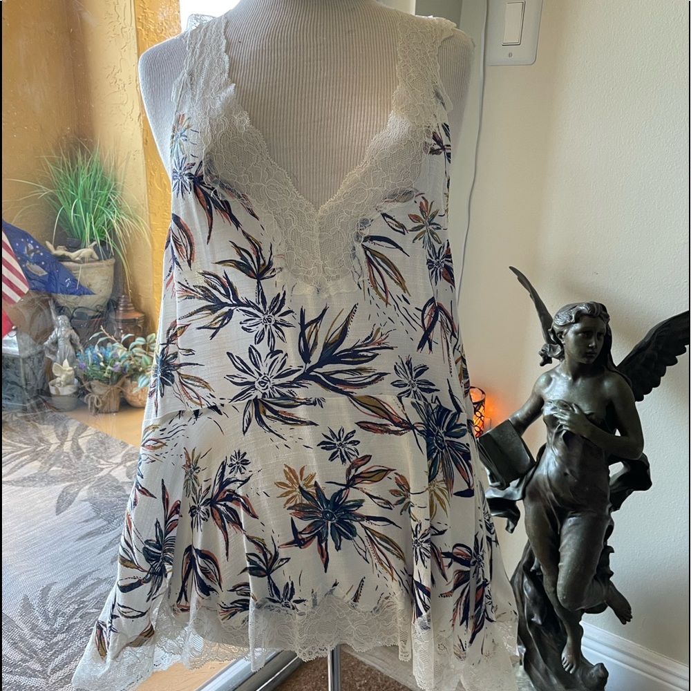 Free People mini dress or tunic.floralish print crepe fabric. Lace trim Sz large